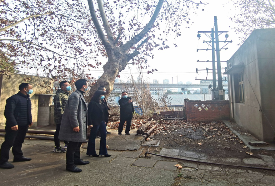 圖片2：公司黨支部書記、董事長陳平帶隊對磨刀溝倉庫資產(chǎn)進(jìn)行安全檢查_副本