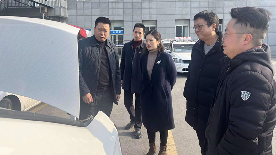 圖三：集團(tuán)黨委委員、副總經(jīng)理賀維維督導(dǎo)綿實(shí)股份安全工作