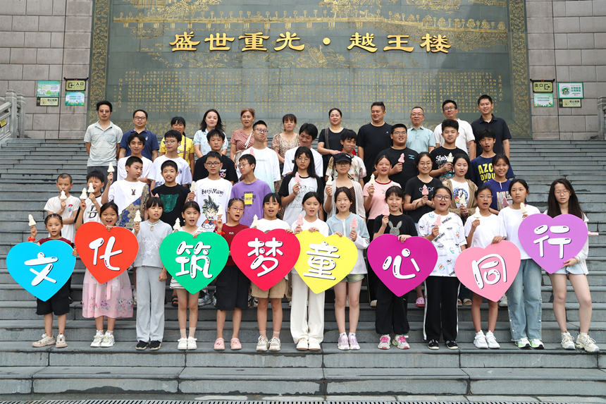 照片:關(guān)愛(ài)留守兒童活動(dòng)合影 照片:關(guān)愛(ài)留守兒童活動(dòng)合影